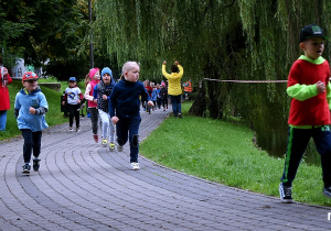 Dzieci z Przedszkola nr 16 "Calineczka" podczas rywalizacji z innymi uczestnikami biegu.